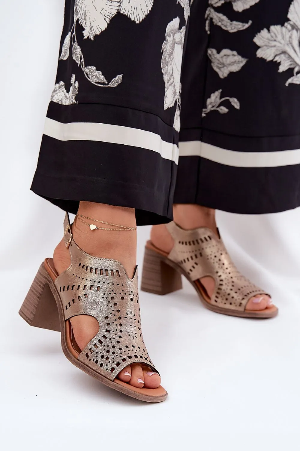 Heel sandals Step in style