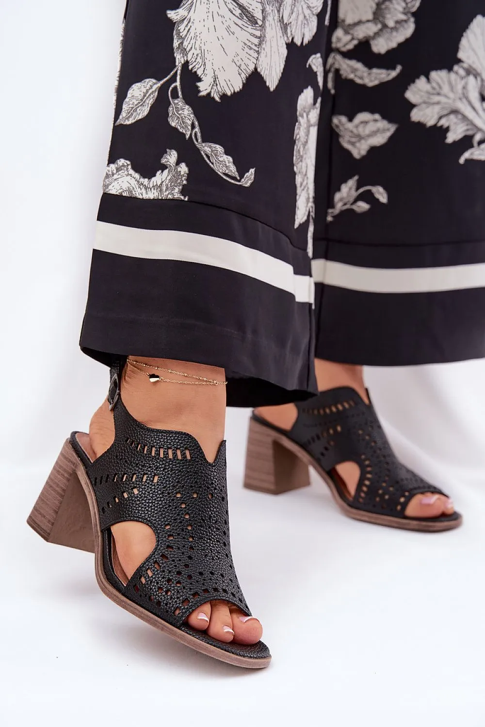 Heel sandals Step in style