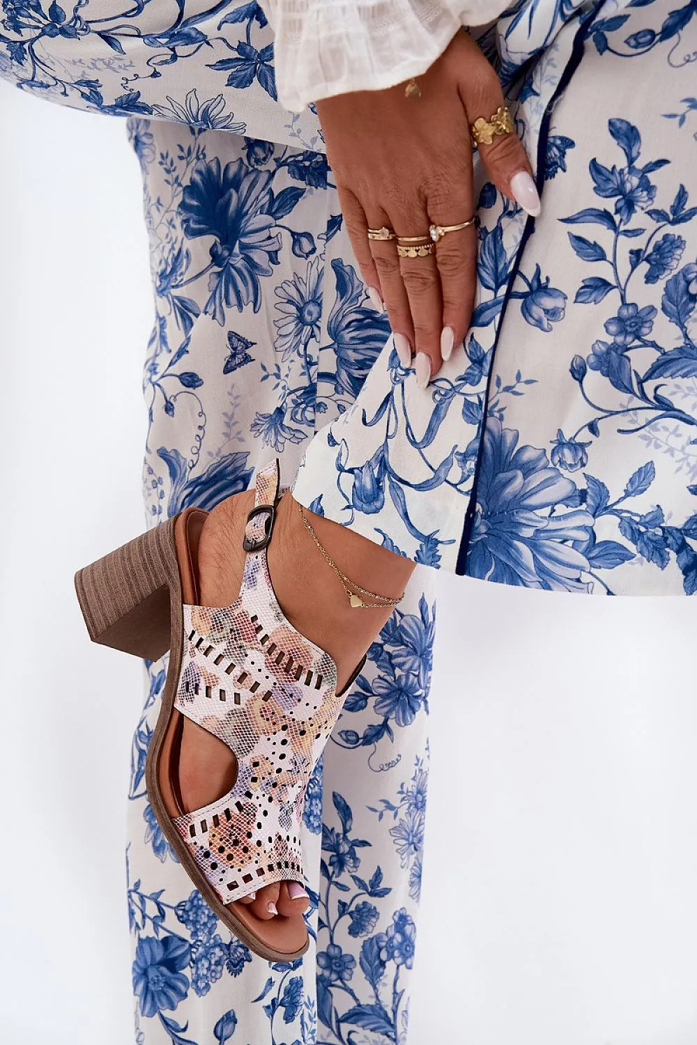 Heel sandals Step in style