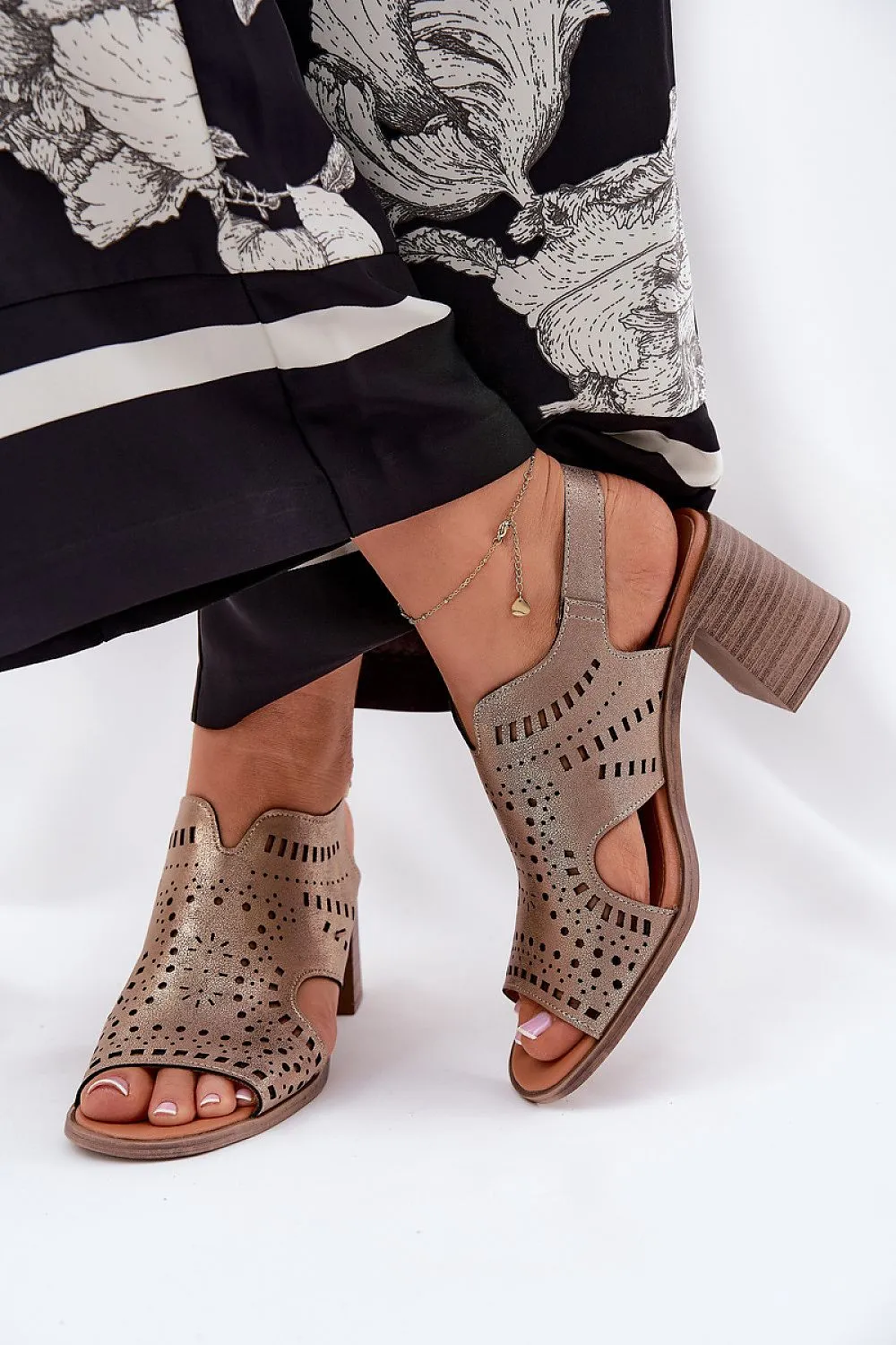 Heel sandals Step in style