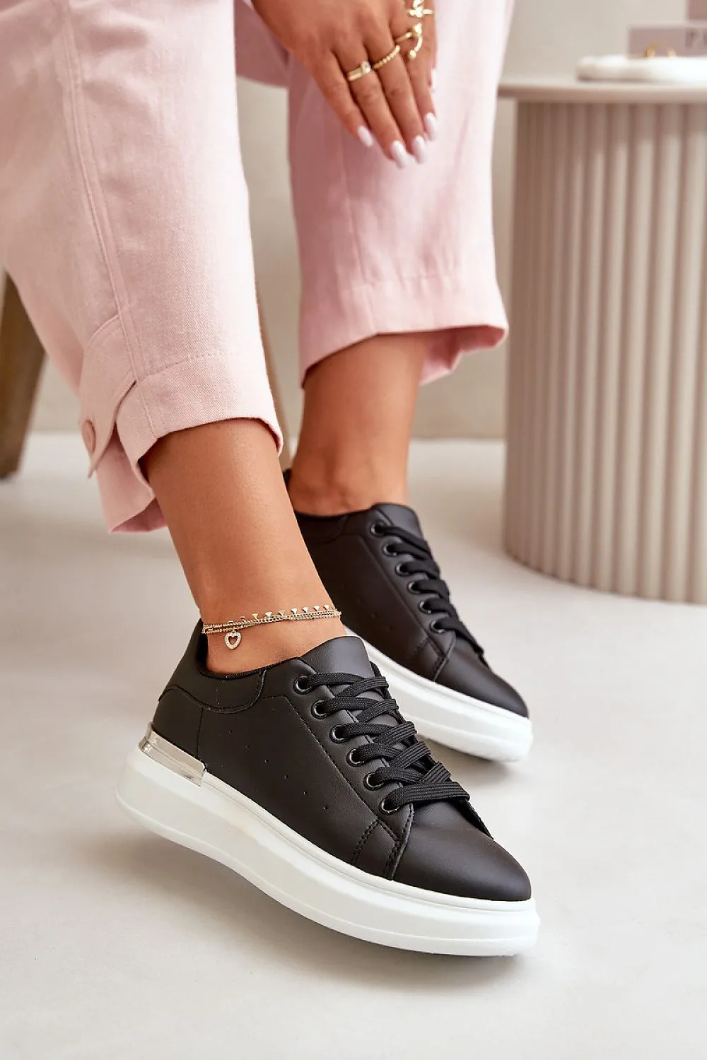 Low stylish sneakers